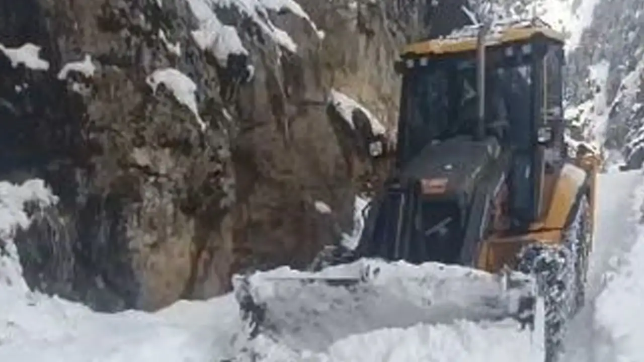 Artvin’de kar hayatı durdurdu: 120 köy yolu ulaşıma kapandı