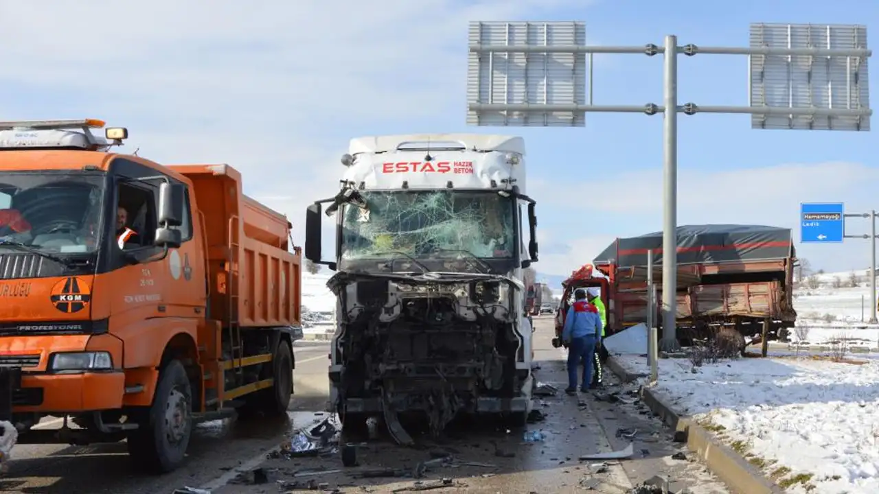 Samsun'da kontrolden çıkan tır ortalığı savaş alanına çevirdi: 2 yaralı