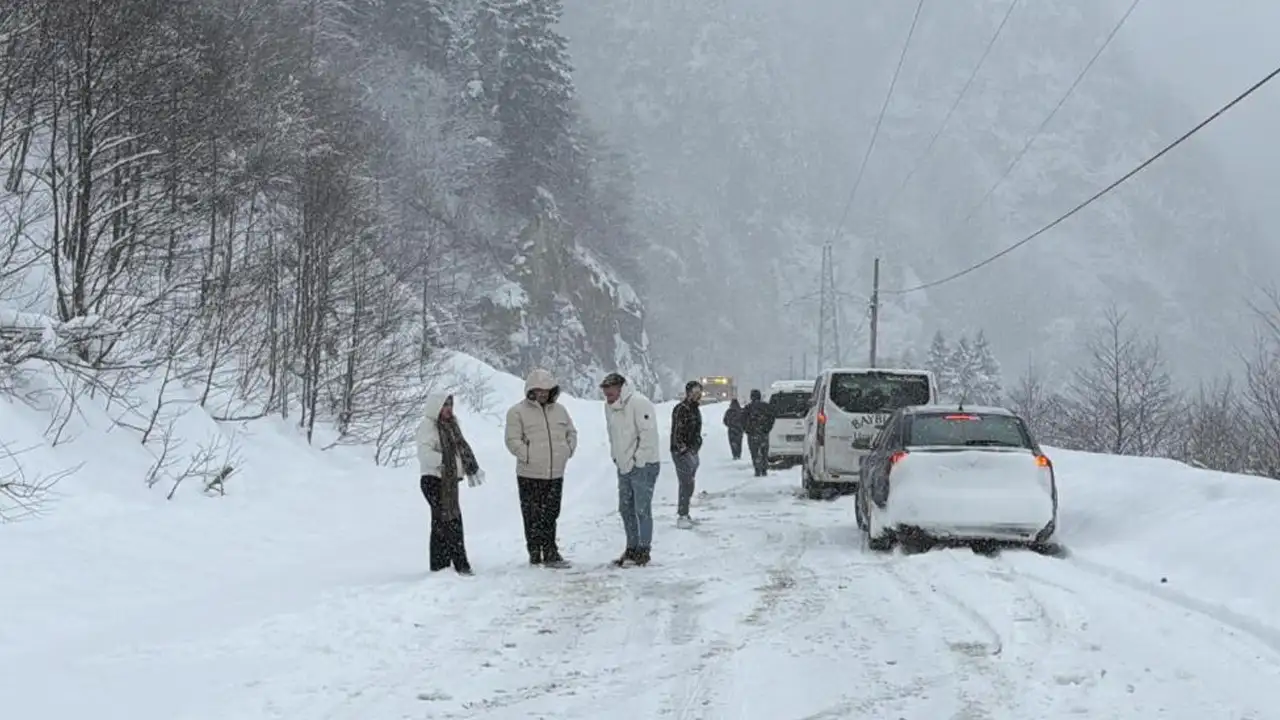 Trabzon–Bayburt yolunda çığ: Tilkibeli mevkiinde ulaşım durdu