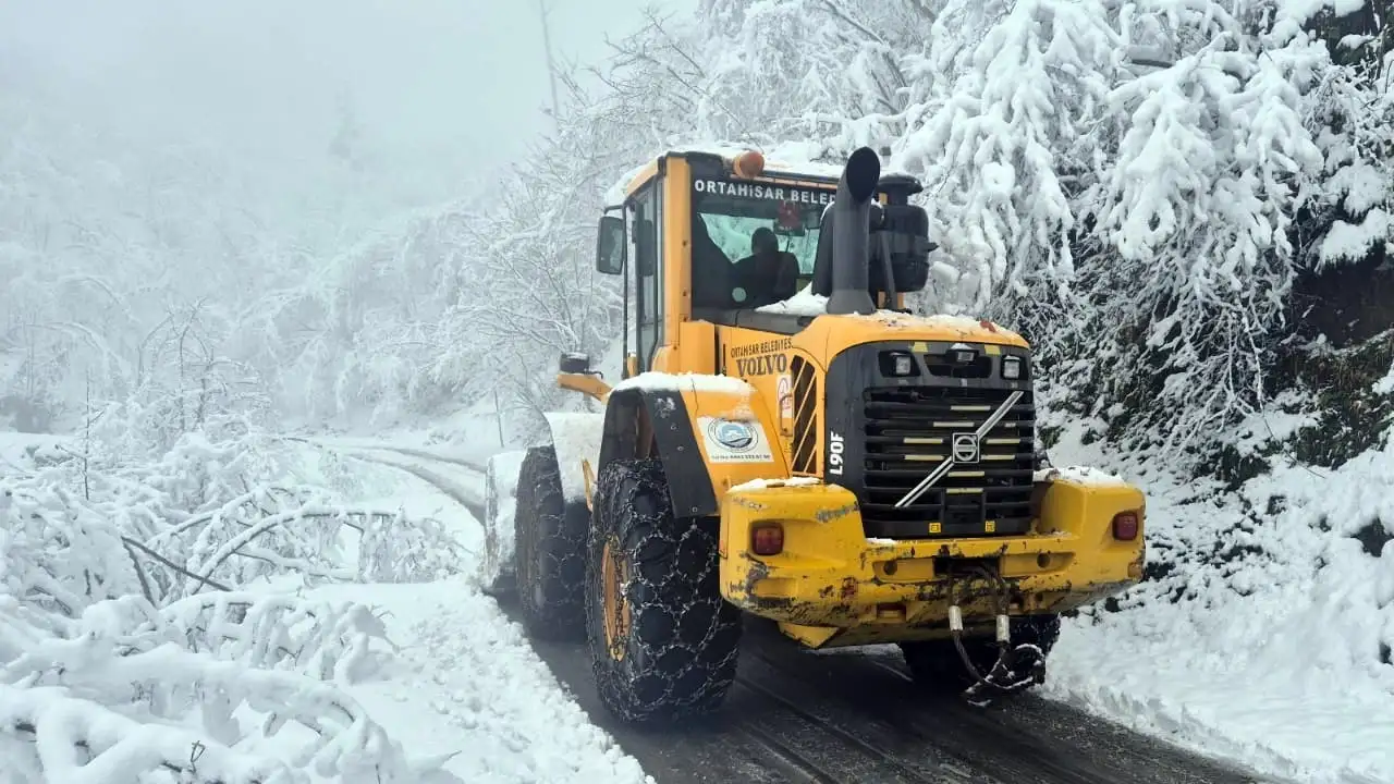 Ortahisar’da kar mesaisi: Tüm mahalle yolları açık