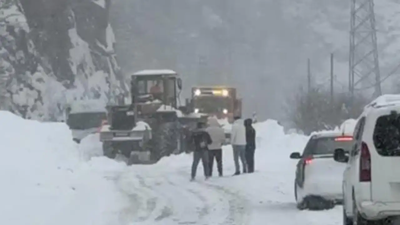 Çığ Trabzon yolunu kapattı: Saatler sonra yeniden açıldı
