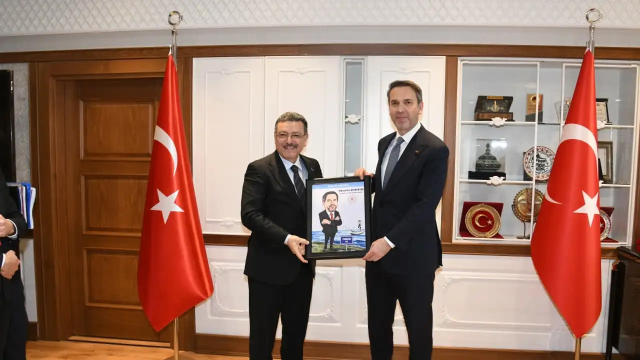 Bakan Bayraktar’a Trabzon Büyükşehir’de anlamlı karikatür sürprizi