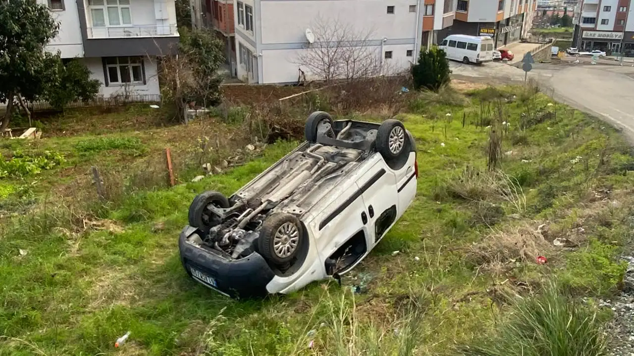 Akçaabat’ta seyir halindeki araç takla attı: Ters dönerek durabildi