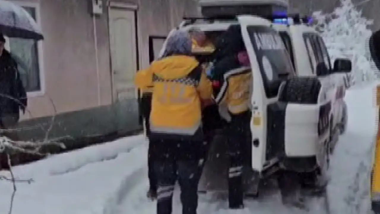 Giresun'da kapanan köy yolunda zamanla yarış: Sağlık ekipleri hastaya ulaştı