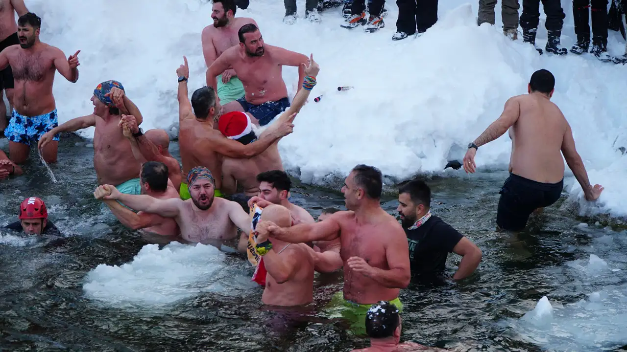 Rize'de kış yüzme şöleni: 1300 rakımda buzlu göle girdiler