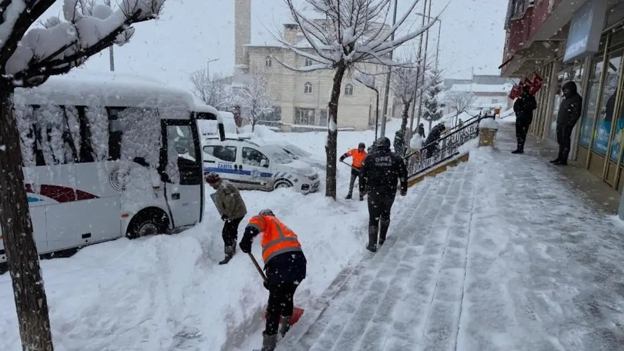 Bayburt’ta karla mücadele alarmı: İlçelerde ulaşım için yoğun mesai