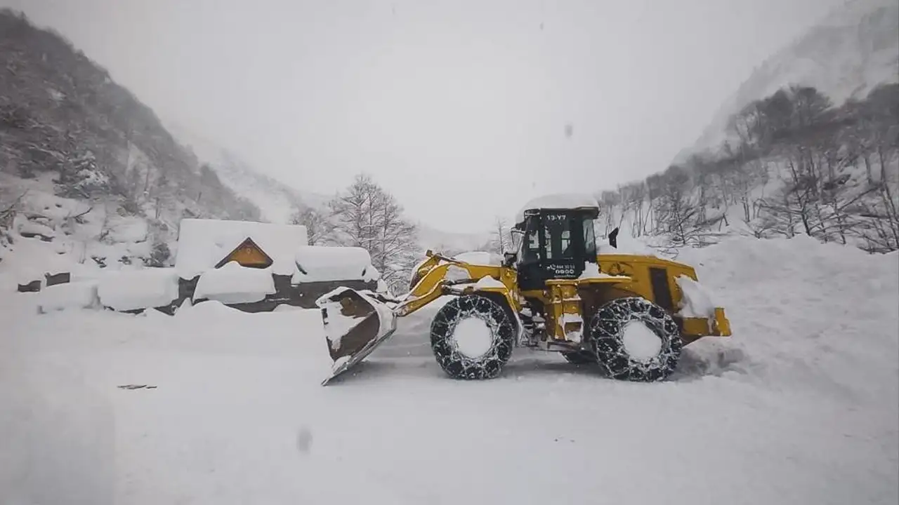 Rize’de kar ulaşımı vurdu: 17 köy yolu kapalı