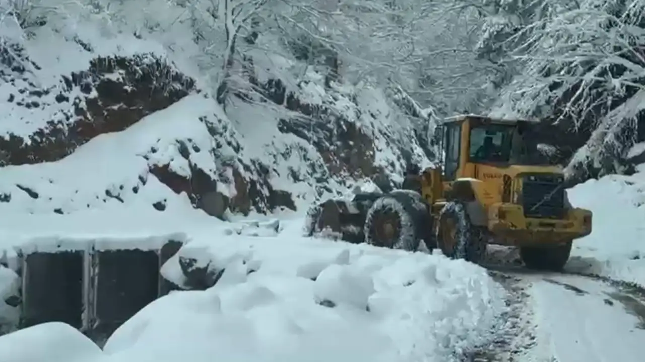 Trabzon’da kış şartları ağırlaştı: Ekipler 24 mahalle yolunda sahada