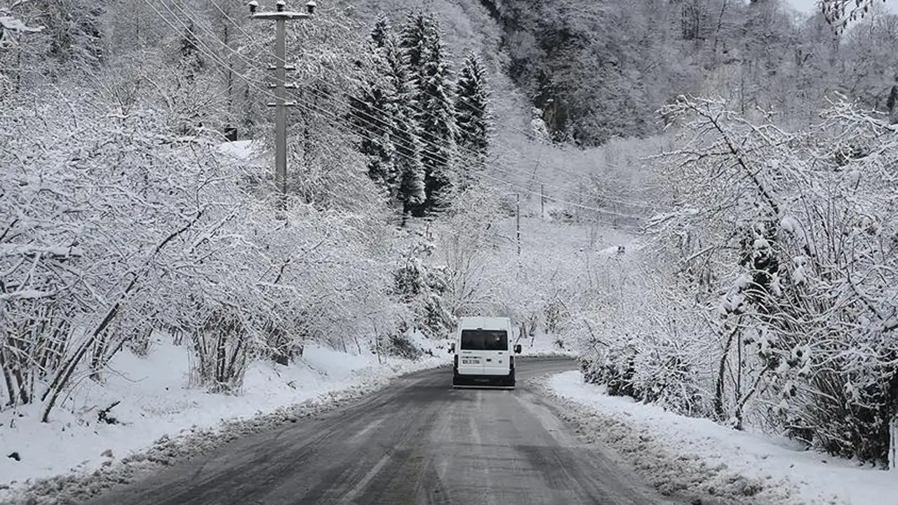 Doğu Karadeniz’de kar alarmı: 525 yerleşim yerinin yolu kapalı