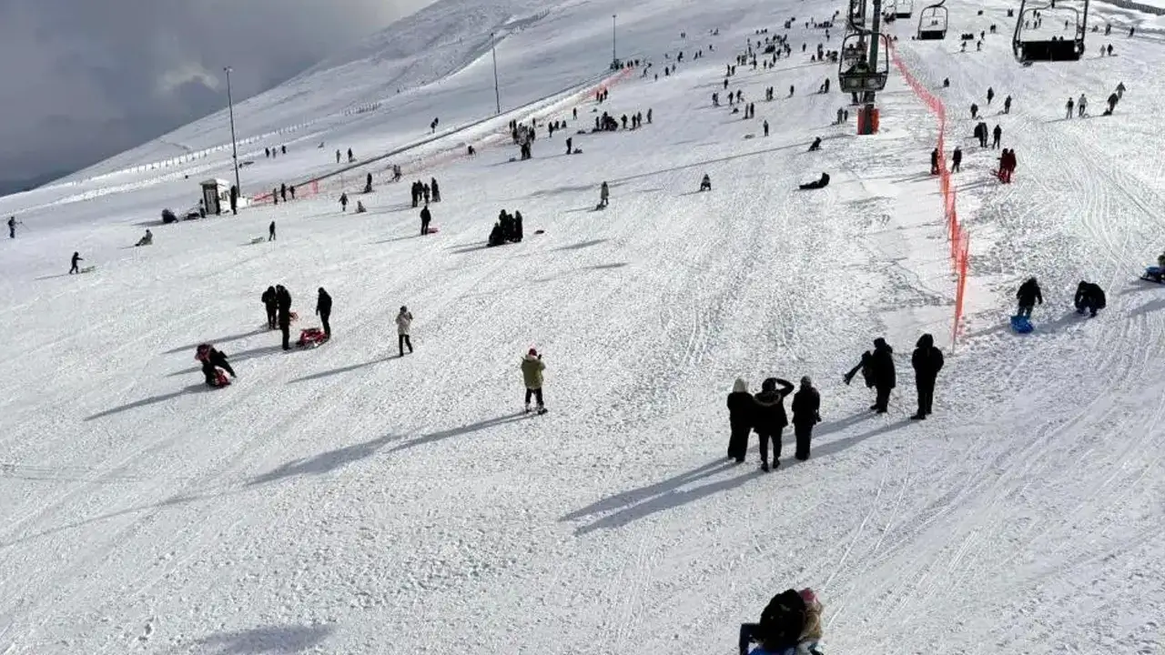 Akdağ Kayak Merkezi hafta sonu ziyaretçi akınına uğradı