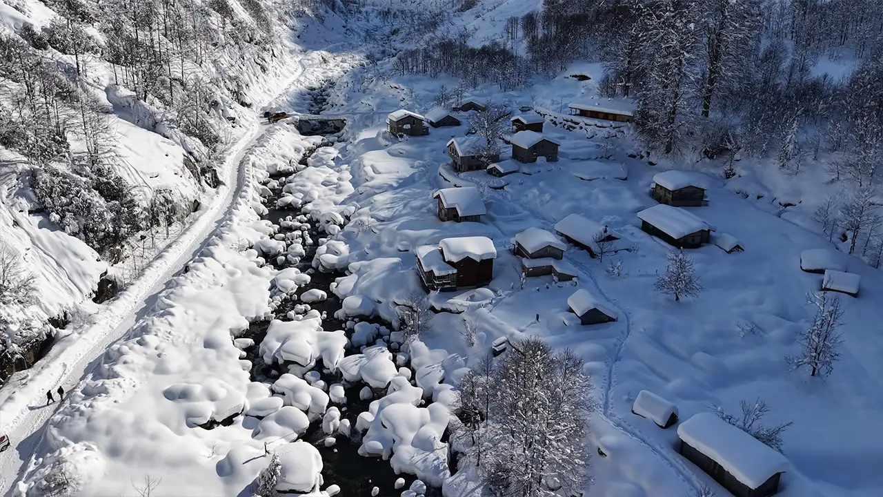 Rize'de Tunca Vadisi beyaza büründü: Kartpostallık görüntüler