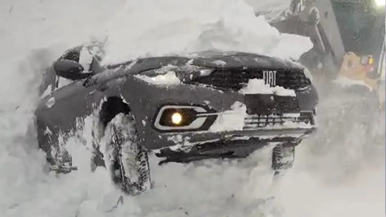 Eğribel Geçidi’nde kar ve tipi alarmı: Araçlar yolda kaldı