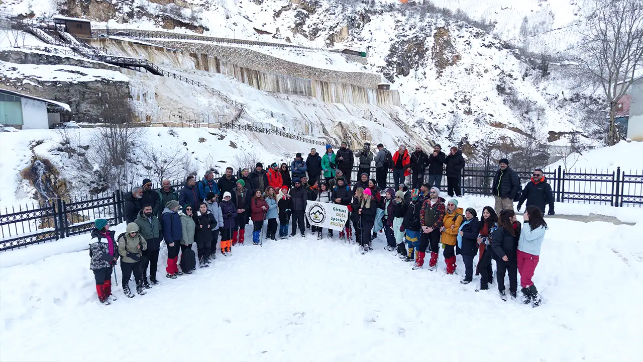 Göksu Travertenleri’nde kış yürüyüşü: Doğaseverler karla buluştu