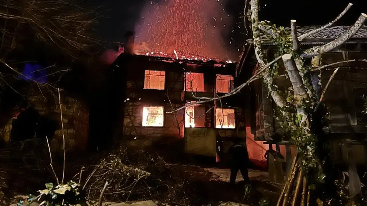 Ünye’de sobadan çıkan yangında ev küle döndü