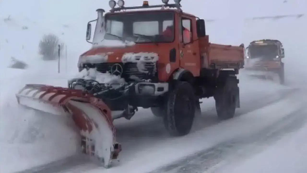 Trabzon’da kar ulaşımı vurdu: Bayburt-Araklı yolu kapandı