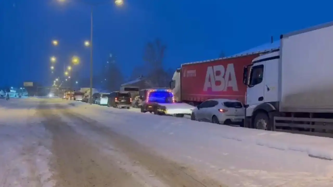 Kop Dağı Geçidi’nde yoğun kar ve tipi: Ulaşımda aksamalar yaşandı