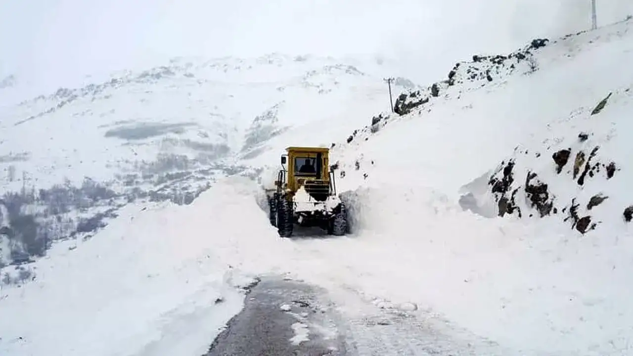 Bayburt’ta kapalı 70 köy yolunu açma çalışmaları sürüyor