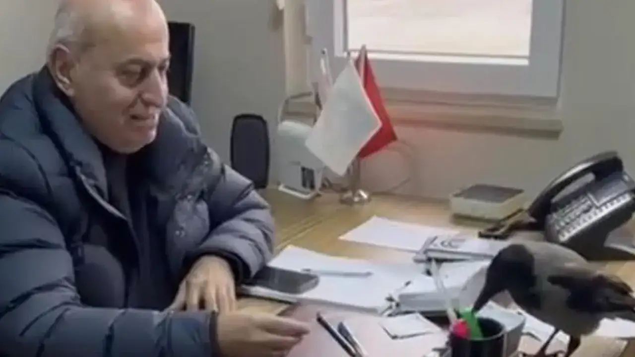 Beşikdüzü’nde tebessüm ettiren anlar: Başkan Erdem ile karganın diyaloğu kamerada