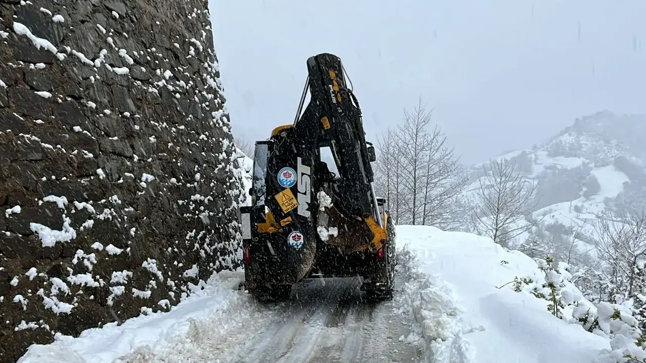Trabzon’da kar yağışı ulaşımı vurdu: 70 yol kapalı
