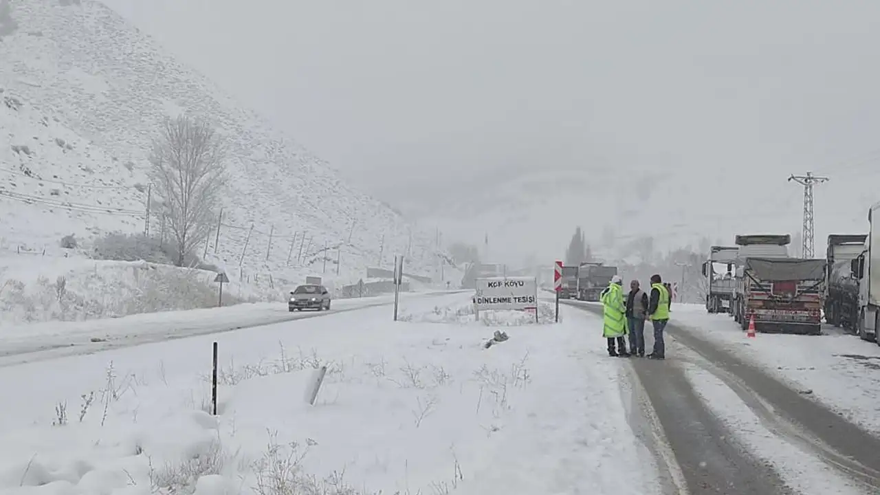 Kop Dağı’nda çığ yolu kapattı: 14 yıllık tünel sorunu yeniden gündemde