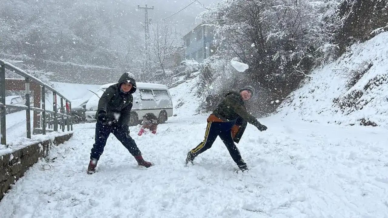 Artvin’de kar yağışı yeniden etkisini artırdı
