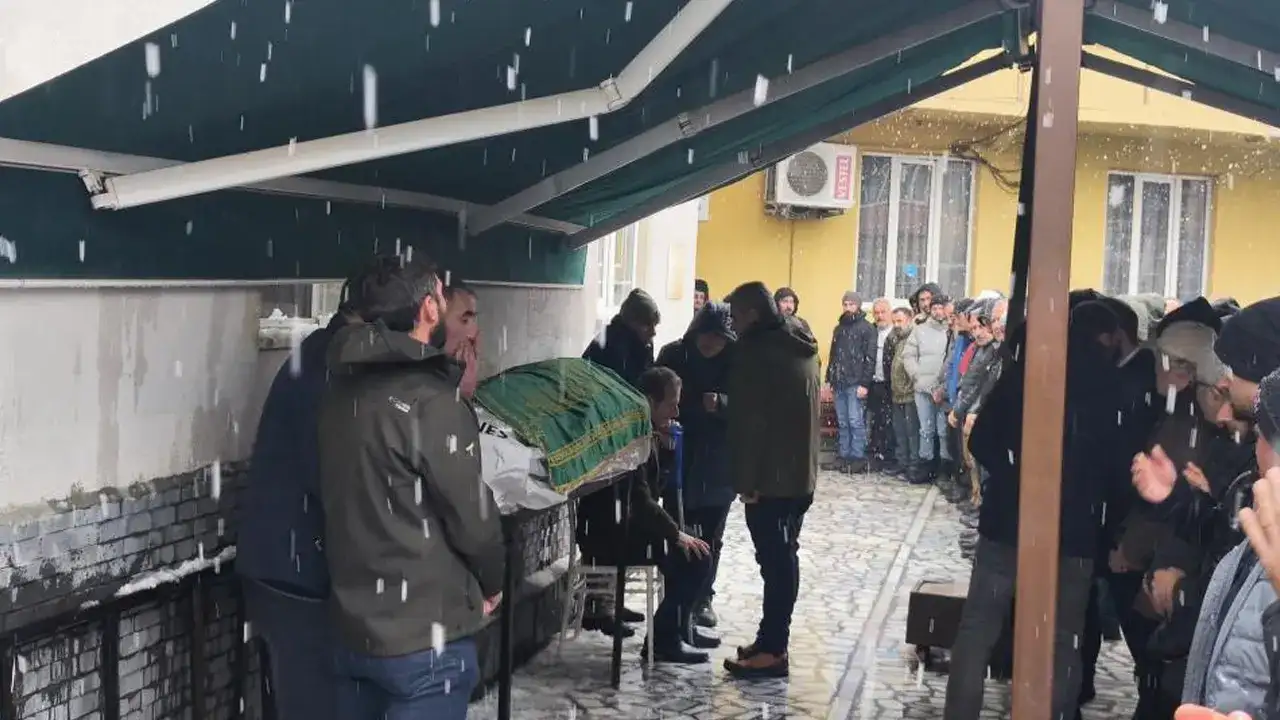 Ödemiş’te araç içinde yanmış halde bulunan müteahhit Artvin’de toprağa verildi