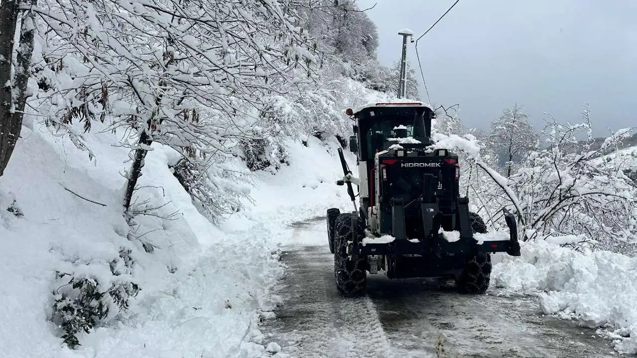 Trabzon'da okullar başlamadan ilçe yollarını kurtarın