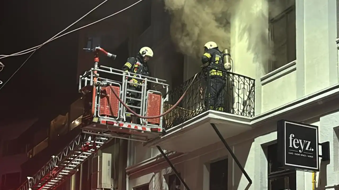 Trabzon Uzun sokak'ta gece yarısı yangını: Kostaki Konağı karşısındaki ahşap bina alev aldı