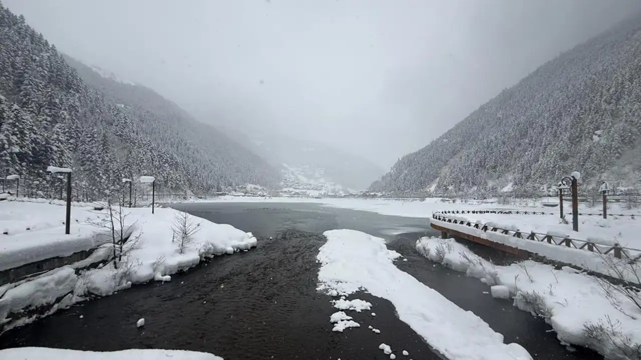 Uzungöl’de kar 1 metreyi aştı: Göl tamamen dondu