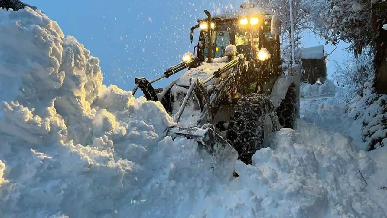 Rize’de kar alarmı: 63 köy yolu ulaşıma kapandı