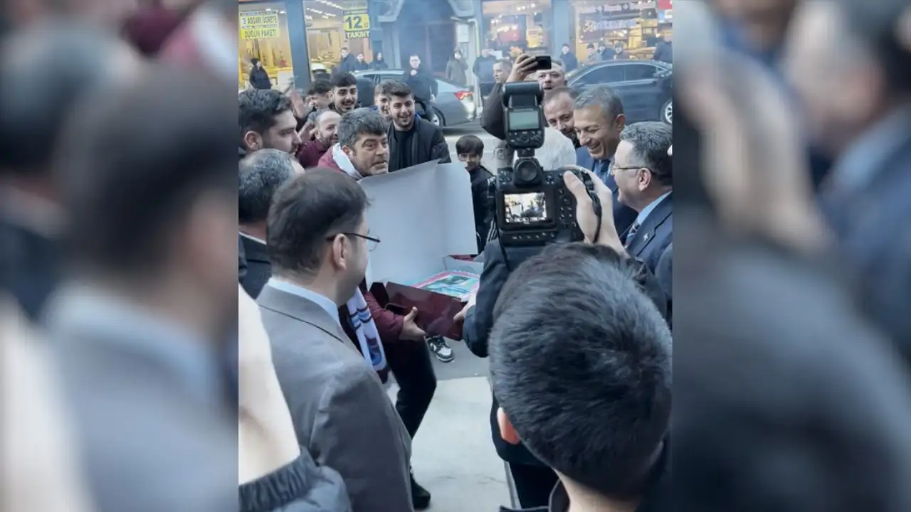 Trabzon’da sokak ortasında sürpriz: Başkan Genç'e tezahüratlı pasta