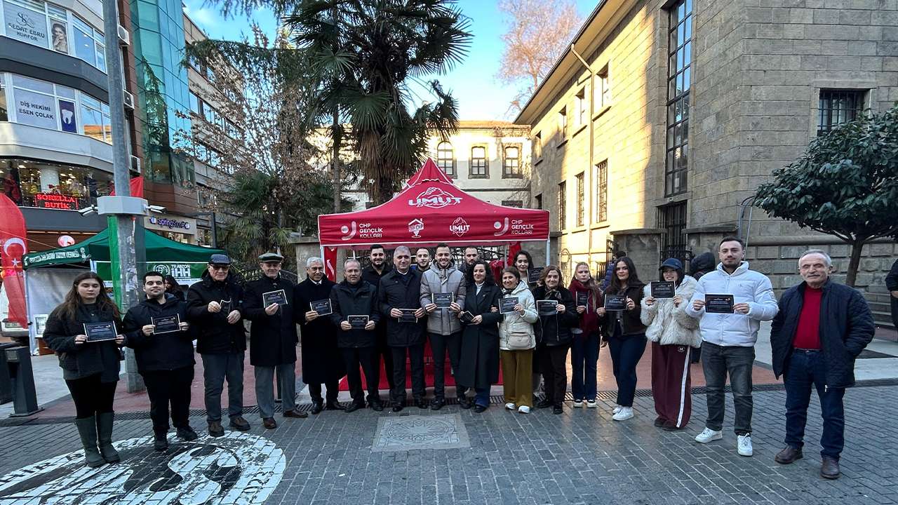 CHP Ortahisar’dan bayrak saldırısına tepki: Trabzon sokaklarında bayrak dağıtıldı