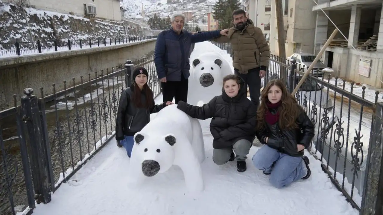Gümüşhane’de kar sanata dönüştü: Anne ve yavru ayı heykeli ilgi gördü