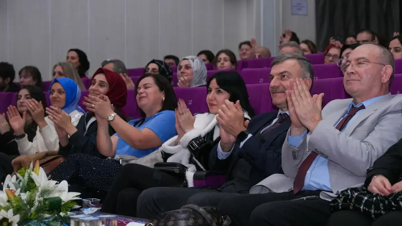 Volkan Arslan Türk Bayrağıyla sahneye çıktı: Salon ayakta alkışladı