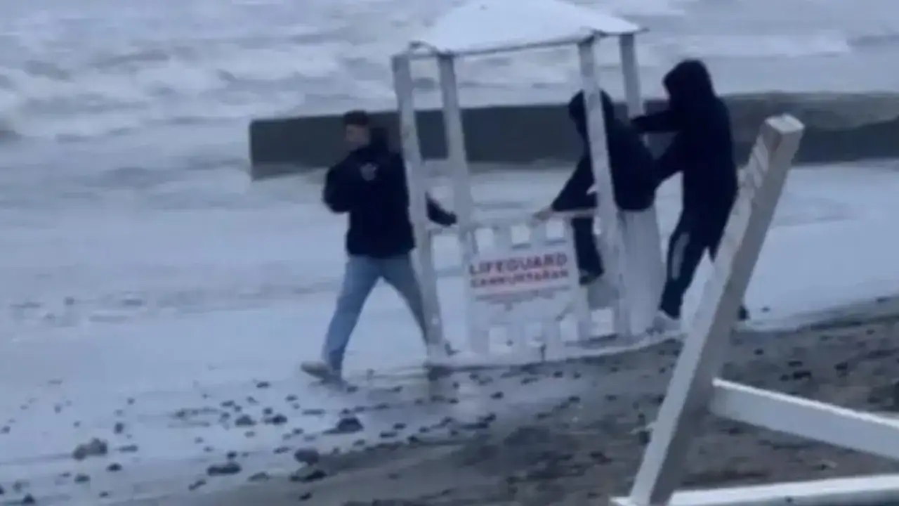 Samsun Atakum Sahilinde cankurtaran kulübesine zarar girişimi