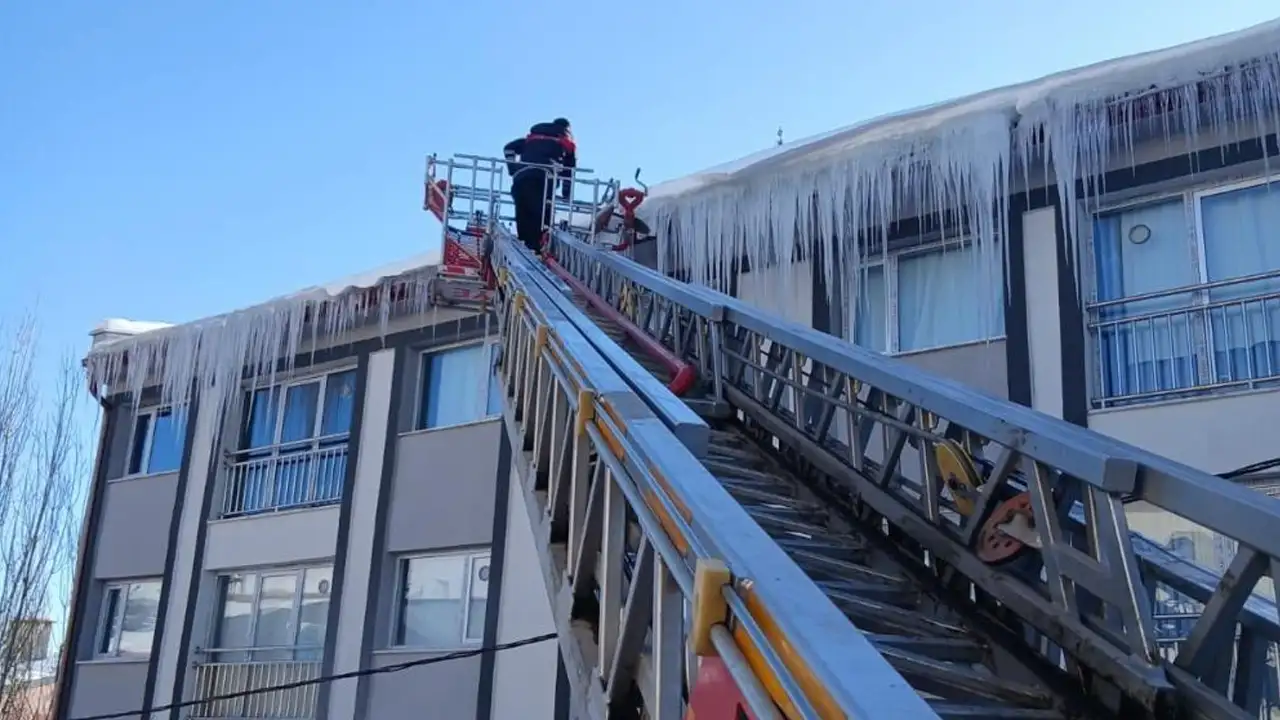 Bayburt’ta soğuk hava sonrası buz sarkıtları temizleniyor