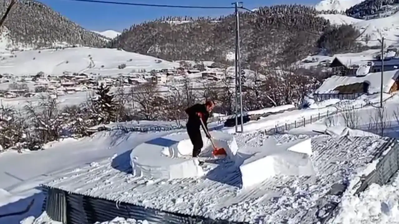 Artvin’de kardan ay-yıldızlı protesto: Türk bayrağına saldırıya tepki