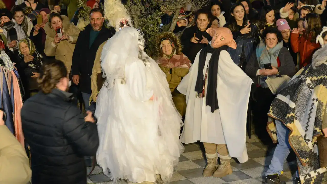 Kaşüstü’nde Kalandar ateşi yandı: Coşku meydana taştı