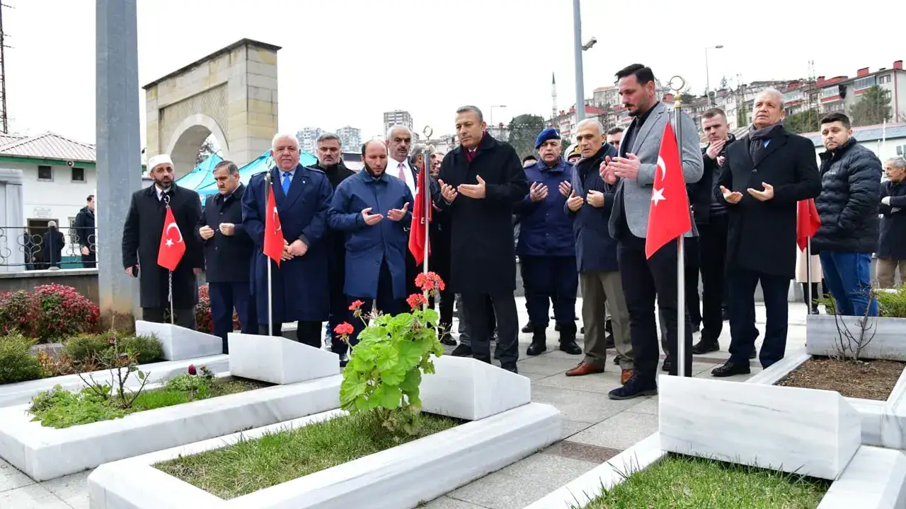 Vali Tahir Şahin şehitleri kabirleri başında andı