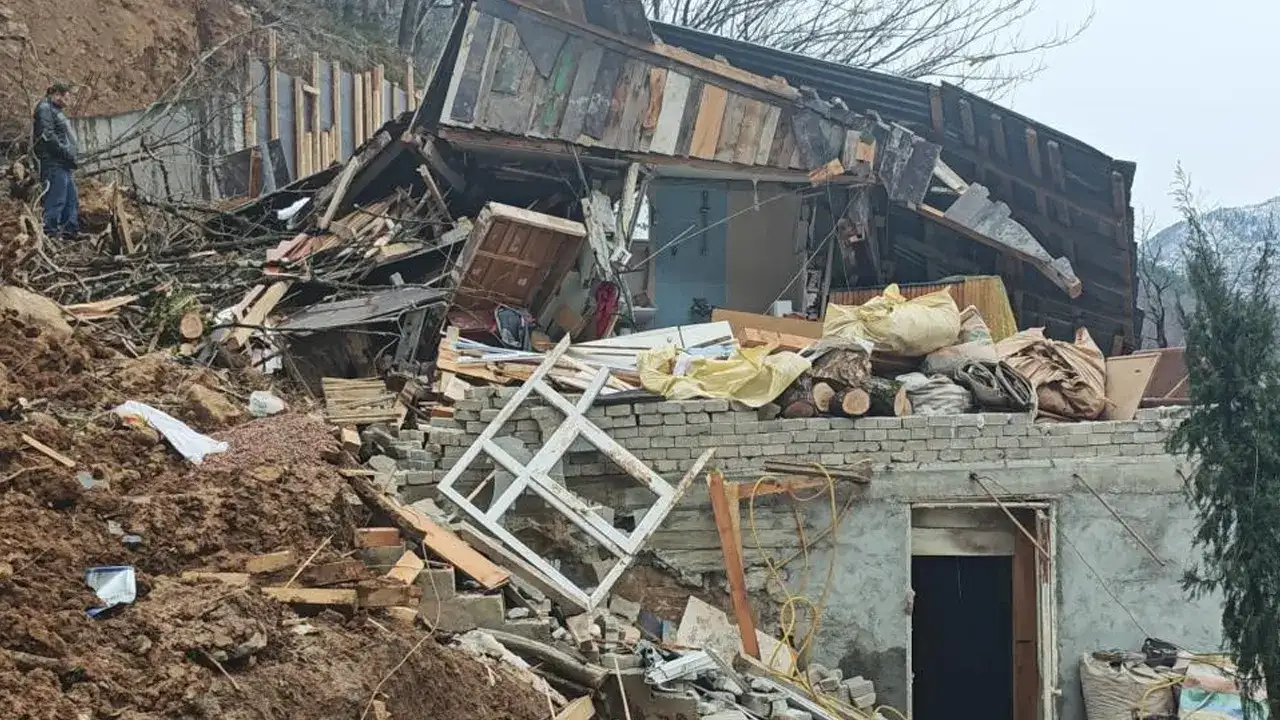 Artvin Borçka’da heyelan: ev ve ahır toprak altında kaldı