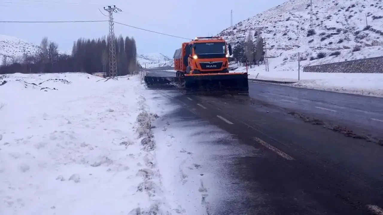 Bayburt’taki yüksek rakımlı geçitlerde karla mücadele devam ediyor