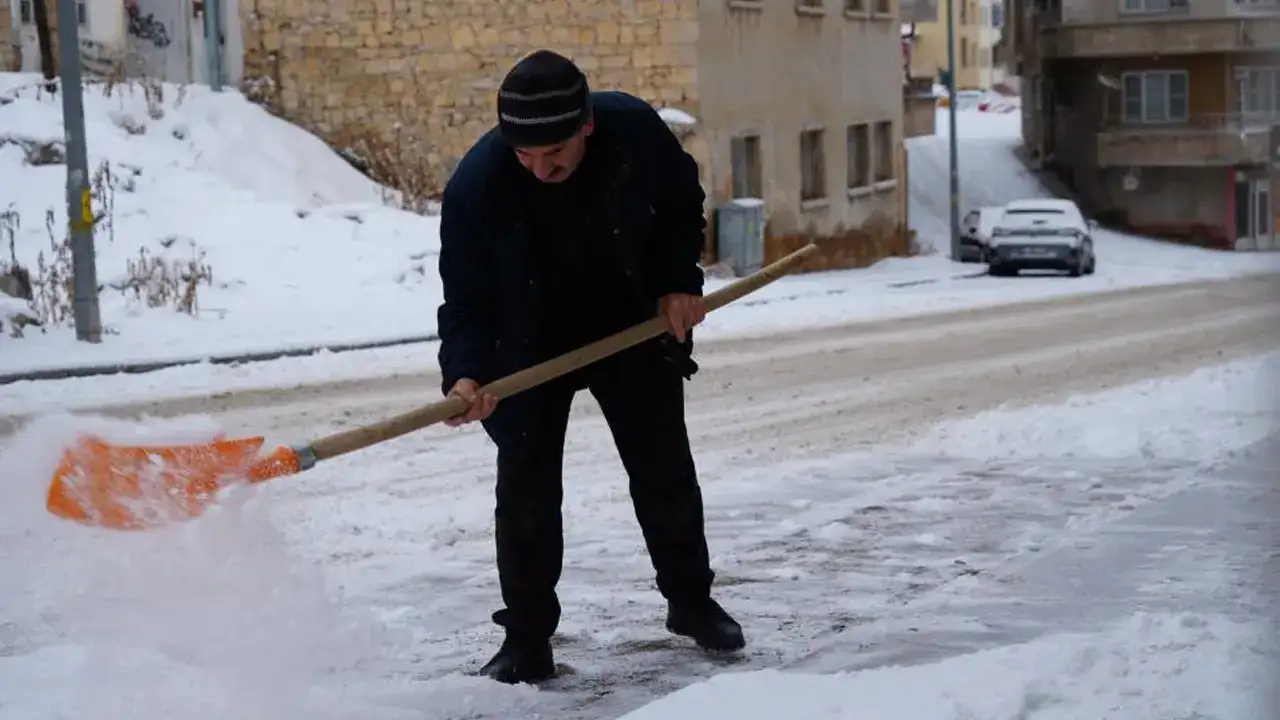 Bayburt’ta Kar Yağışı ve Soğuk Hava Etkisini Sürdürüyor