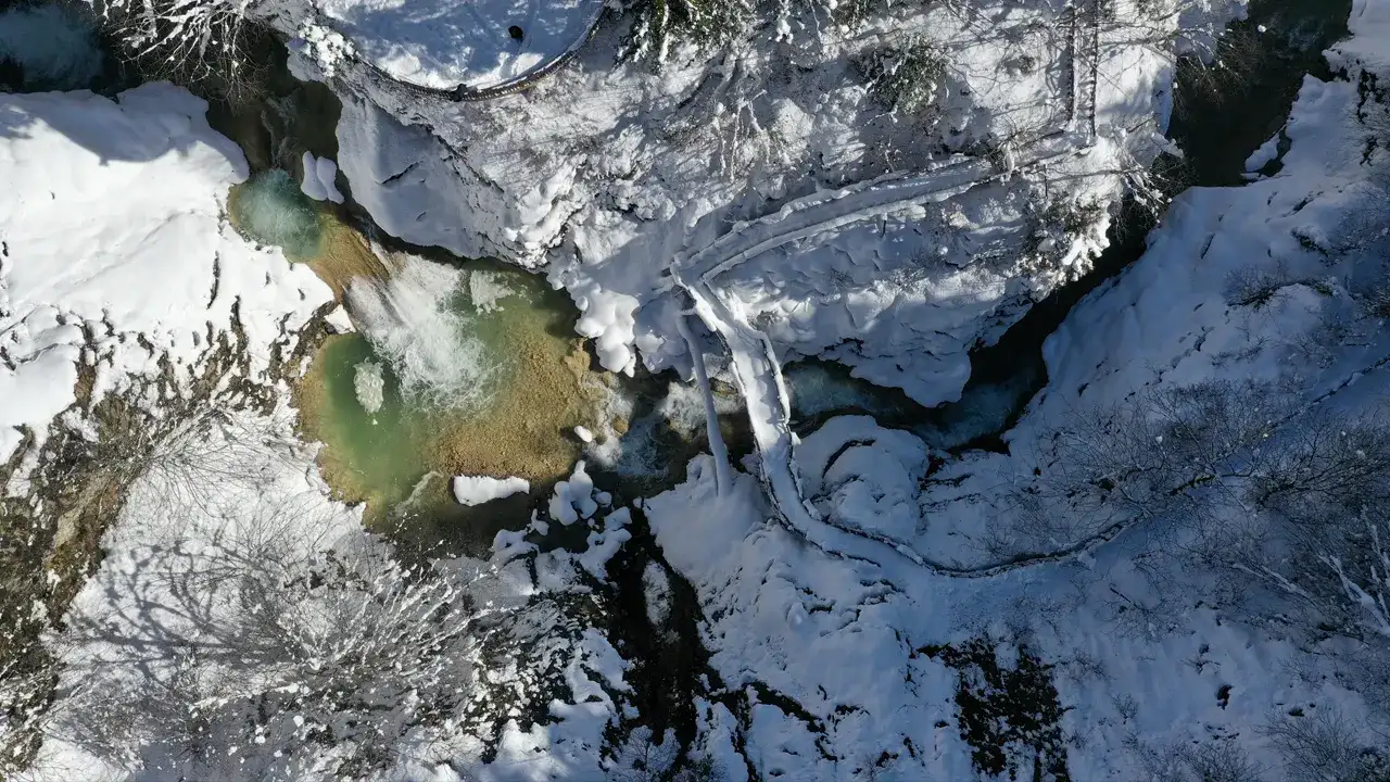 Giresun'daki Mavigöl ve Kuzalan şelalesi karla beyaza büründü