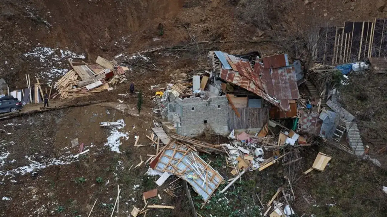 Artvin'de heyelan: Bir kişi son anda kurtuldu