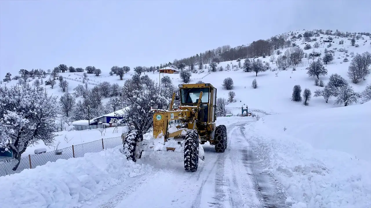 Giresun ve Gümüşhane’de kar etkili oldu: 84 köy yolu ulaşıma kapandı