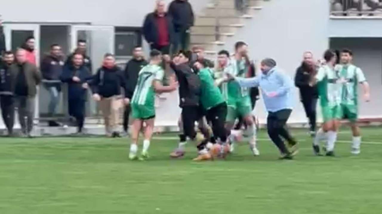 Amatör maç karıştı: Futbol sahası boks ringine döndü