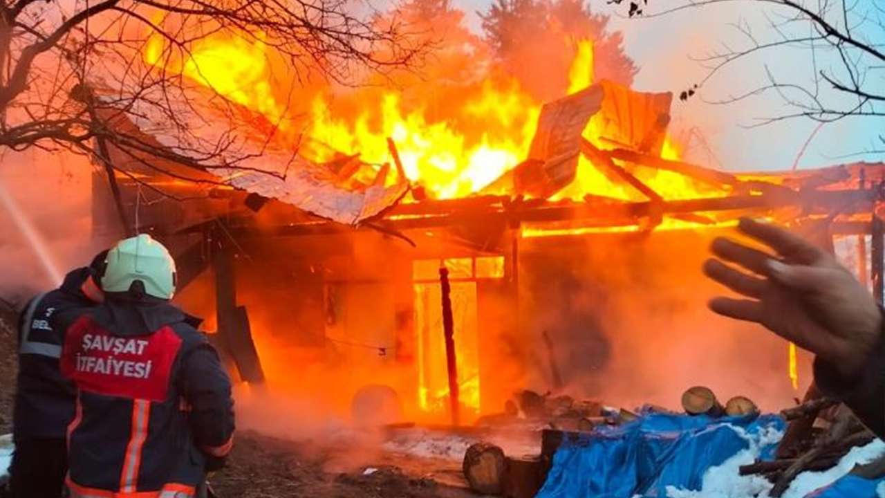 Köy evinde korkutan yangın: Ahşap ev dakikalar içinde yanarak kül oldu