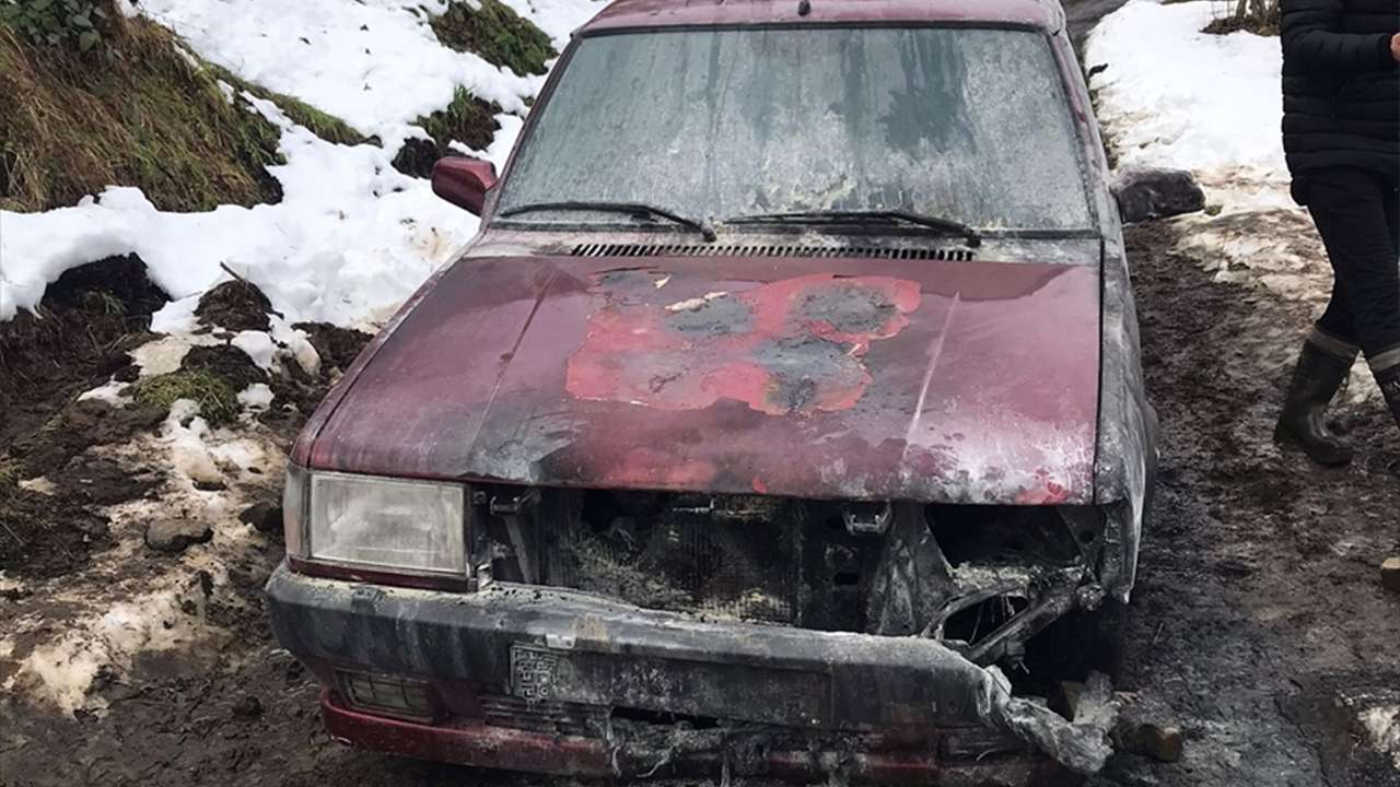 Trabzon'da korku dolu anlar: Hareket halindeki otomobil alev aldı