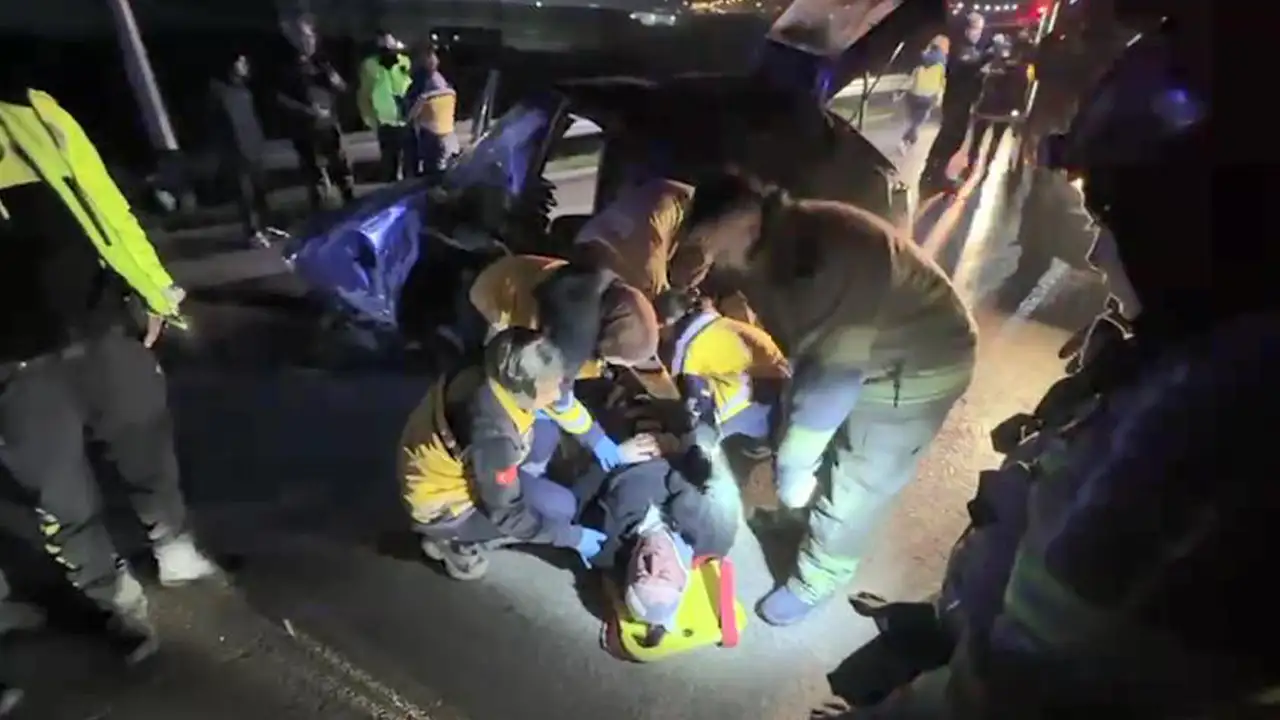 Bursa’da sabah faciası: Bariyerlere çarpan otomobil hurdaya döndü, 2 ağır yaralı