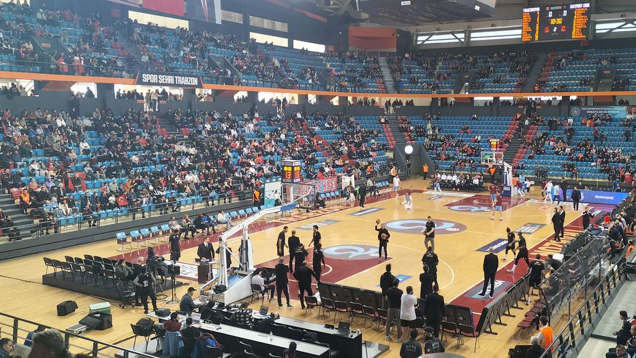 Trabzonspor taraftarı bayrağına basketbolda da sahip çıktı: Hayri Gür’de kırmızı-beyaz